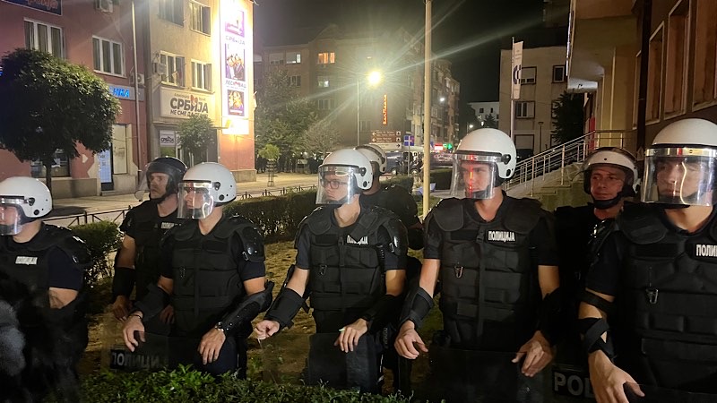 Policija i večeras štitila prostorije SNS-a u Leskovcu, protesti prošli bez incidenata