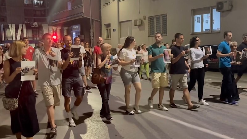 Nezadovoljni Leskovčani policiji pokazivali slike prebijanja građana
