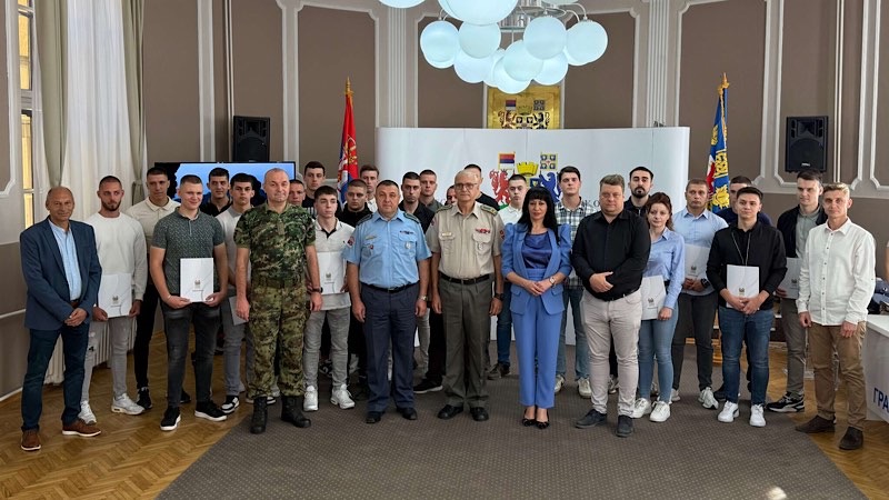 Uručena 24 ugovora za dobrovoljno služenje vojnog roka i vojnostručno osposobljavanje za rezervne oficire