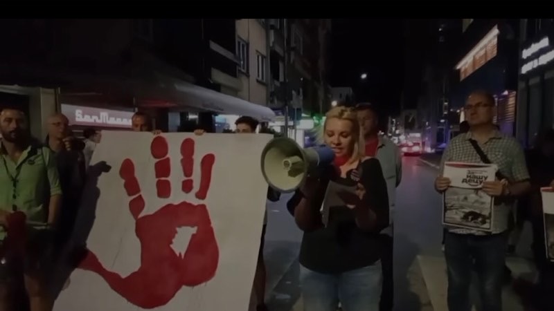 Nezadovoljni Leskovčani poručili  večeras policiji: Možda su vam ruke vezane, odvežite se