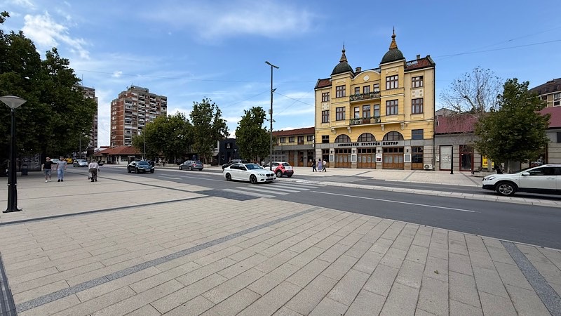 Završeno uređenje trotoara u Bulevaru oslobođenja u Leskovcu