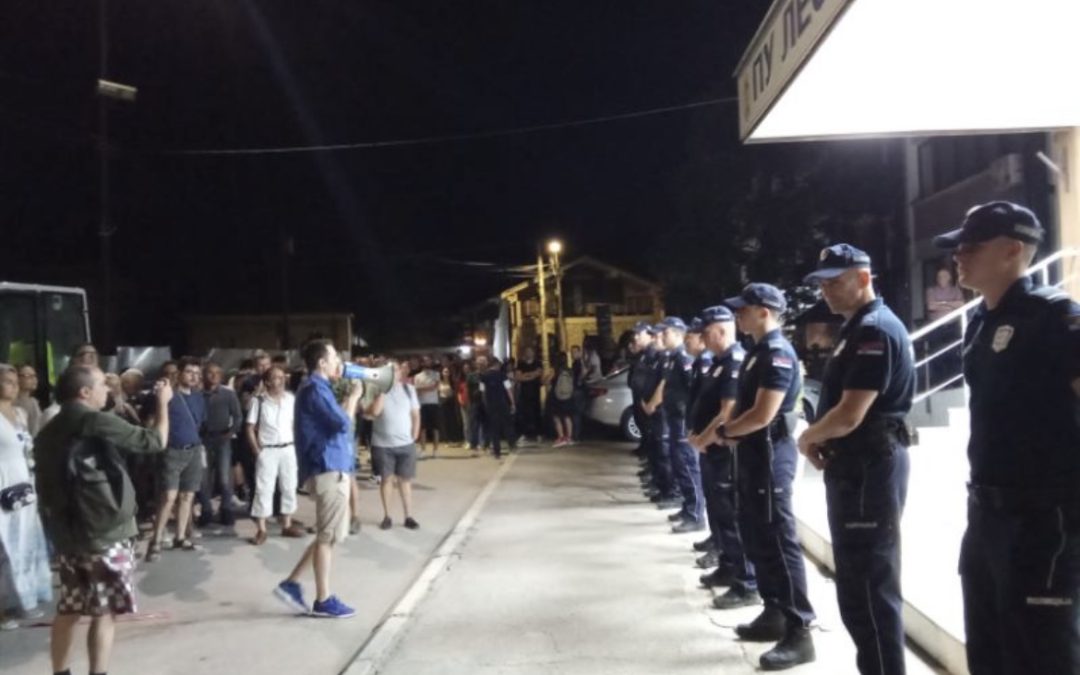 U Leskovcu  večeras bez zadržavanja ispred SNS-a, demonstranti od policije tražili da položi zakletvu