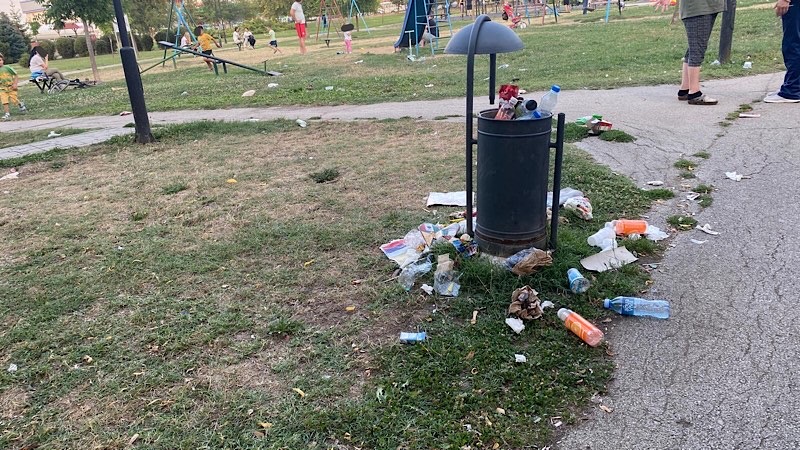 Omiljeni park postaje ruglo – đubre, opušci i nemar guše zelenu oazu