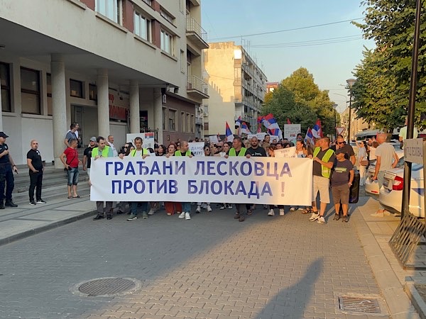 „Građani Leskovca protiv blokada“: U Leskovcu protestna šetnja članova i simpatizera SNS-a