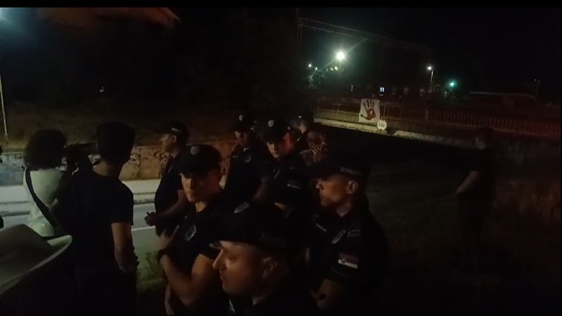 Komemorativna šetnja u Leskovcu – Policija branila razvijanje transparenta