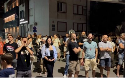 Policija i večeras ispred prostorija SNS-a, građani ih pitali „Koga štitie“