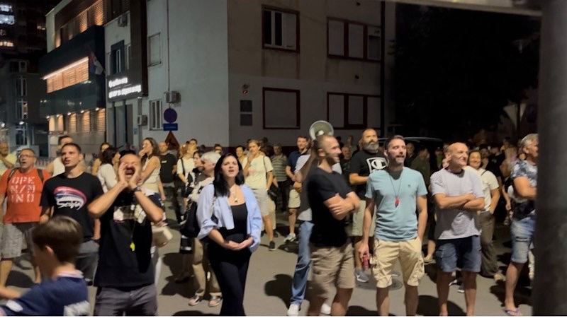 Policija i večeras ispred prostorija SNS-a, građani ih pitali „Koga štitie“