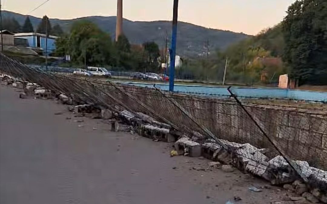 Pala ograda kod bazena u Grdelici