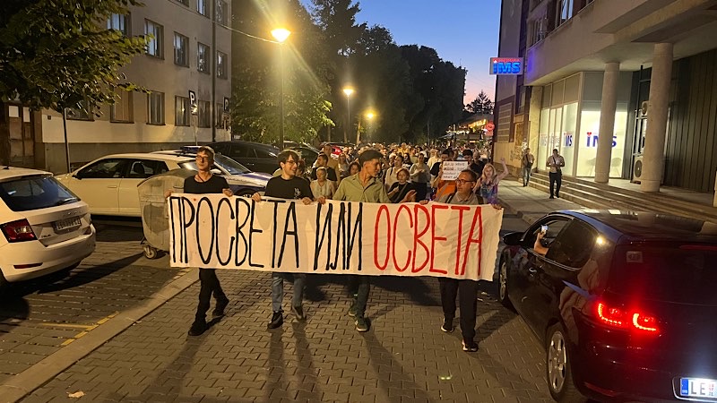 Protesti podrške prosvetarima u Leskovcu – „Prosveta ili osveta“