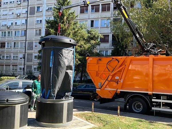 Stiglo vozilo za pražnjenje podzemnih kontejnera – Cvetanović izneo koliko novca dobijaju članovi tima koji radi na ovom projektu