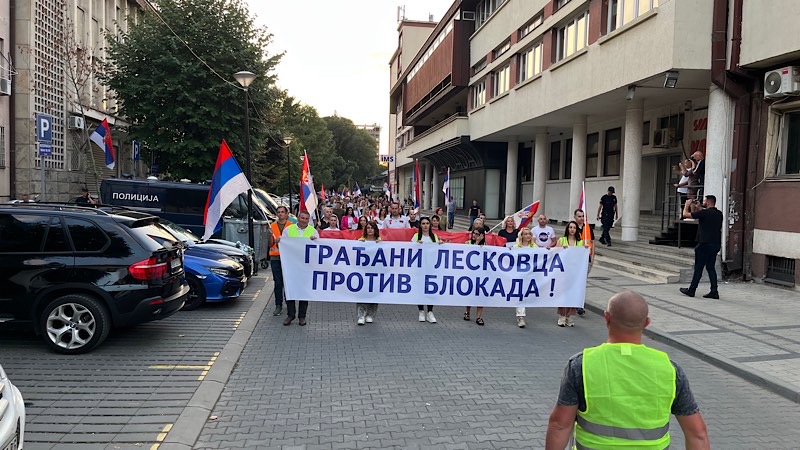 Članovi i simpatizeri SNS-a šetali protiv blokada večeras u Leskovcu