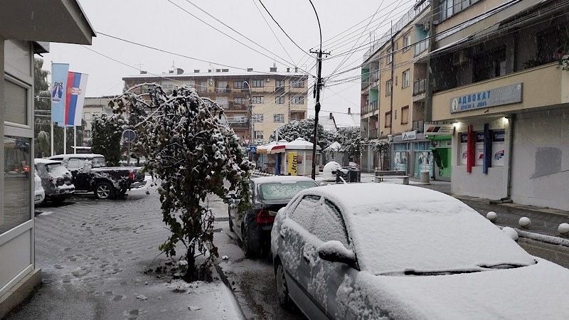 Sneg u Vlasotincu, prema Crnoj Travi neprohodne deonice