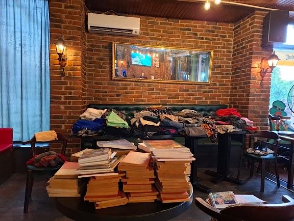 “Duks & Books” se vraća – razmena knjiga i garderobe u sredu u Marfi pabu u Leskovcu
