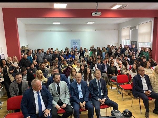 Novčane nagrade primilo 106 mladih talenata u Leskovcu