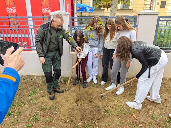 Učenici škole „Svetozar Marković“: Danas smo posadili pet stabala, za koji dan jos deset