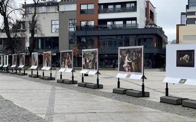 30 fotografskih reprodukcija iz stalne kolekcije Prada na trgu u Leskovcu