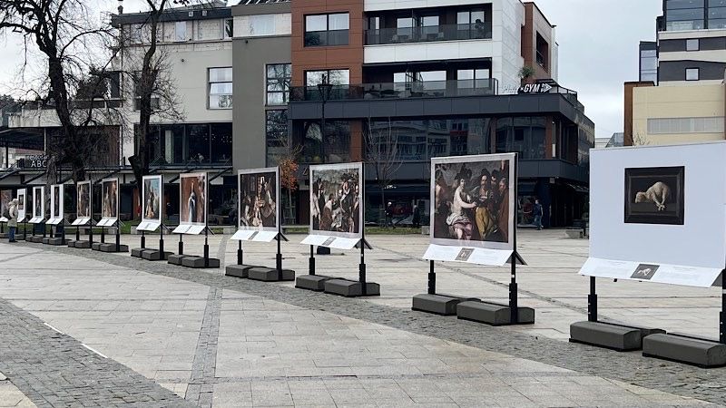 30 fotografskih reprodukcija iz stalne kolekcije Prada na trgu u Leskovcu
