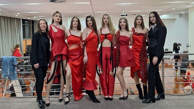Tehnološki fakultet u Leskovcu predstavio kolekciju „Crimson Braid“ na 49. BH Sarajevo Fashion Weeku