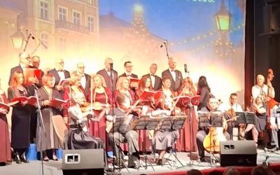 Novogodišnji koncert hora „Ruzmarin“ ispunio leskovačko pozorište prazničnom atmosferom