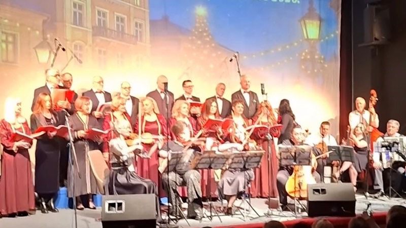 Novogodišnji koncert hora „Ruzmarin“ ispunio leskovačko pozorište prazničnom atmosferom