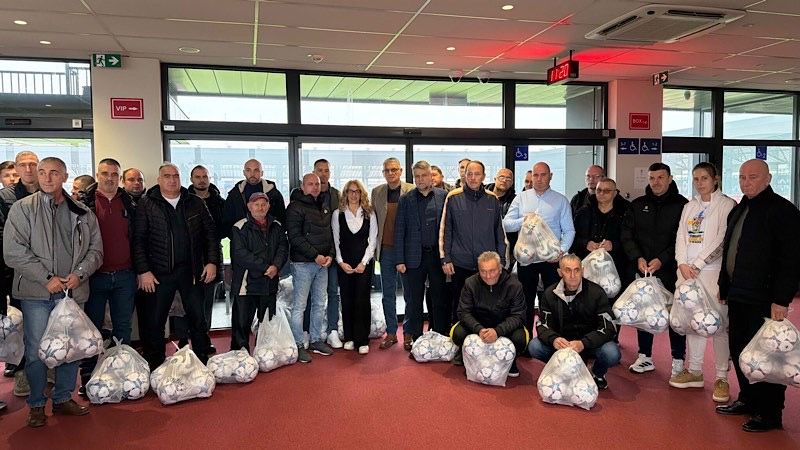 Podeljene lopte fudbalskim klubovima sa teritorije grada