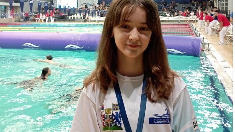 Leskovčanka Isidora Mitrović osvojila srebrnu medalju sa prvenstva Srbije u plivanju