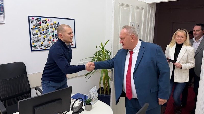 Gradonačelnik Leskovca obišao zaposlene u Odeljenju za skupštinske poslove, opštu upravu i kancelarije Zavoda za statistiku