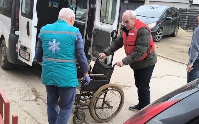 Ustanovi za odrasle i starije Leskovac Crveni krst donirao invalidska kolica i pelene