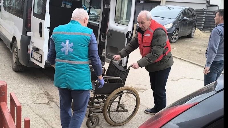 Ustanovi za odrasle i starije Leskovac Crveni krst donirao invalidska kolica i pelene