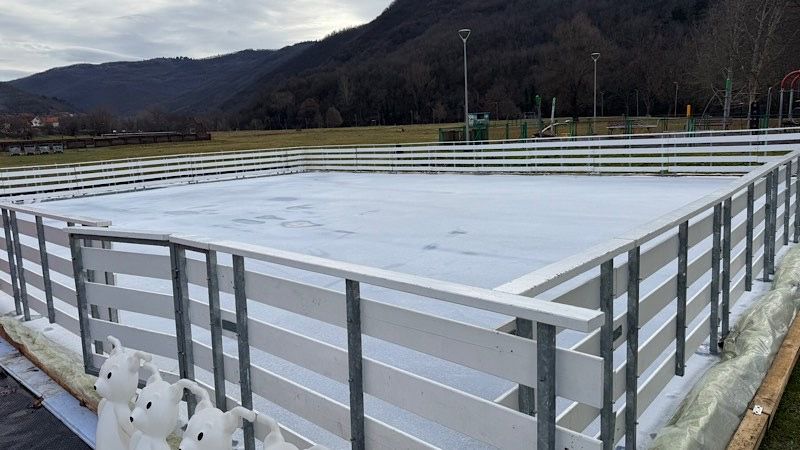 Počelo da radi klizalište u Vlasotincu