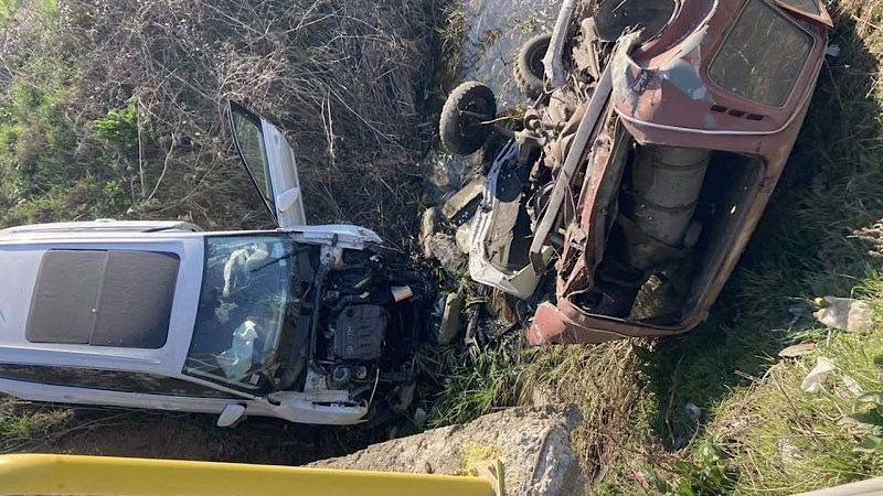 Polomljeni automobili u kanalu u naselju Ančiki,  vozači nestali