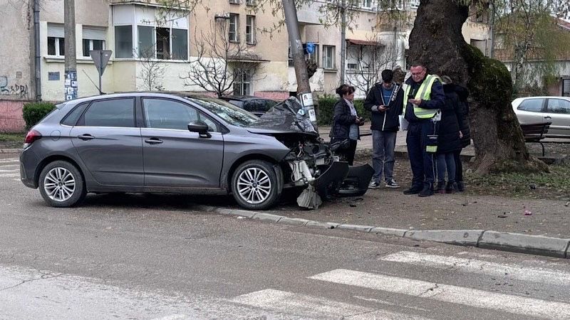 U suprotnu traku pa u banderu