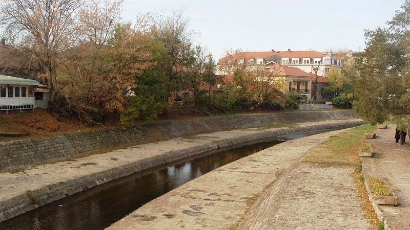 „Svi za jednog jedan za sve“ – Drva koja se seku na obali Veternice prodaju se u blizini trga Crnog Marka