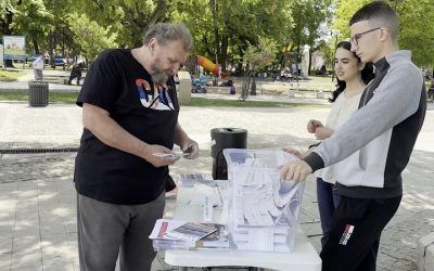 Studenti i u Leskovcu sprovode akciju podele i lepljenja nalepnica