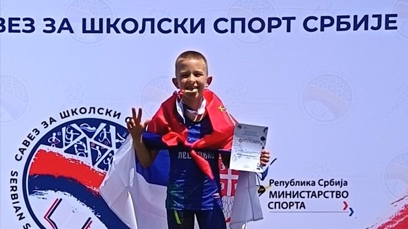 Viktor Kostić na tronu – Prvo mesto na Republičkom školskom takmičenju u atletici
