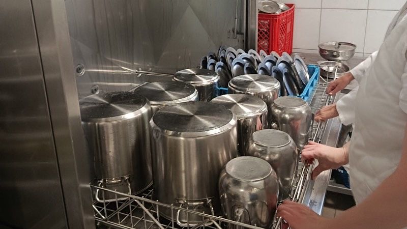 PU „Vukica Mitrović“ – Posle decniju i po kupljena nova mašina za pranje posuđa