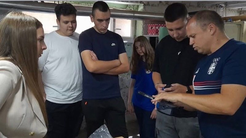Olimpijski šampion Damir Mikec poklonio elektronsku metu leskovačkom Streljačkom klubu „GT“