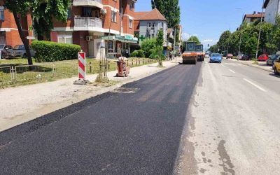 Postavlja se novi sloj asfalta u Radničkoj ulici u Leskovcu