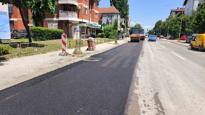 Postavlja se novi sloj asfalta u Radničkoj ulici u Leskovcu