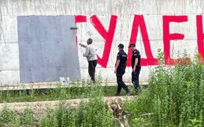 Grafit „Studenti pobeđuju“ osvanuo na zidu na obali Vlasine, tokom dana prekrečen uz prisustvo policije