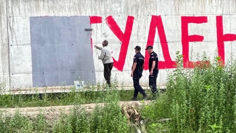 Grafit „Studenti pobeđuju“ osvanuo na zidu na obali Vlasine, tokom dana prekrečen uz prisustvo policije