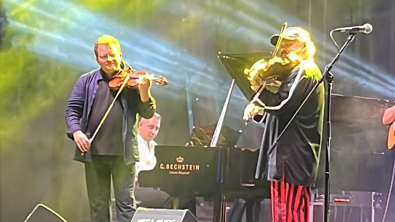 STRINGS: Robi Lakatoš dočekan ovacijama, a iznenađenje večeri bio nastup sa Valerijem Sokolovom