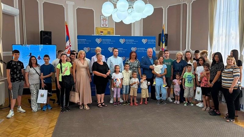 Nakon letovanja u Grčkoj deca iz hraniteljskih porodica na prijemu kod gradonačelnika