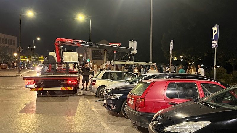 NEČUVEN PRIZOR NA OTVARANJU ROŠTILJIJADE: Pauk odneo vozilo niških tablica zbog parking mesta rezervisanog za knjižaru