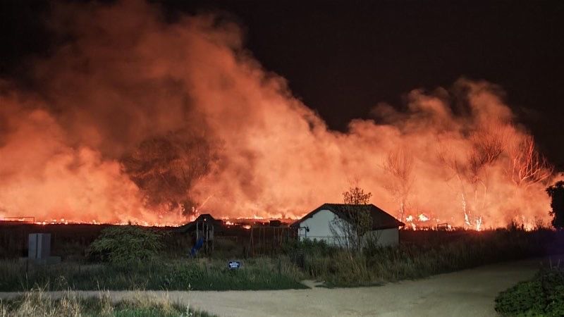 Požar kod Grdanice: Vatrogasci i meštani zajedno u vorbi sa vatrom
