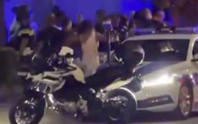 Incident u Radničkom naselju: Veća grupa građana verbalno se sukobila sa policijom nakon zaustavljanja skutera