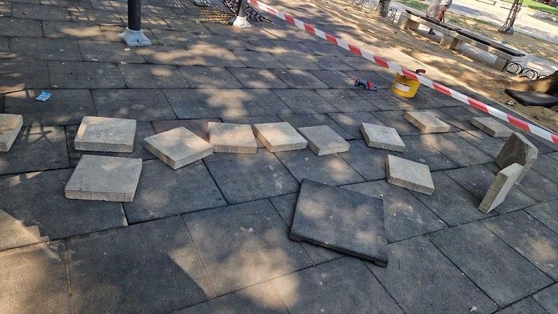 Sanirana gumena podloga na dečijem igralištu u centru grada