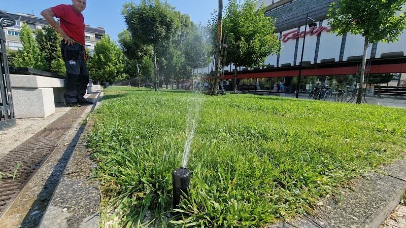 Već nekoliko noći lome prskalice na trgu u Leskovcu