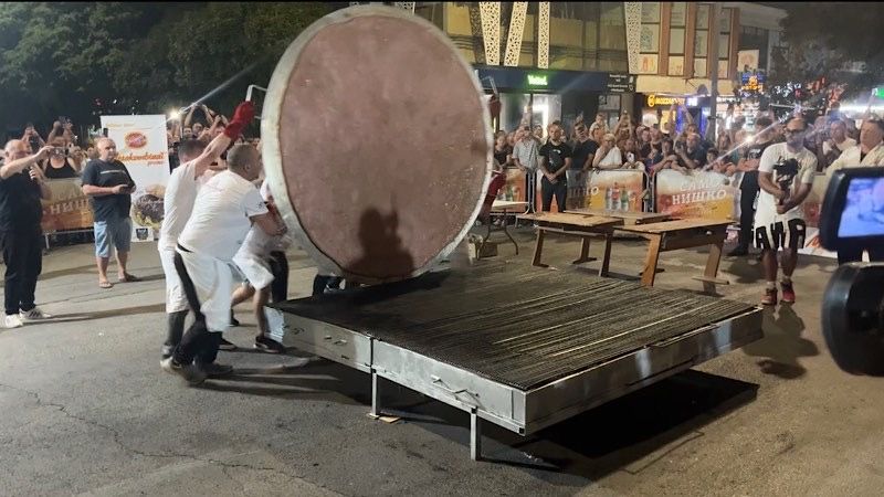 PONOVO OBOREN REKORD: U Leskovcu napravljena najveća pljeskavica na svetu (video)
