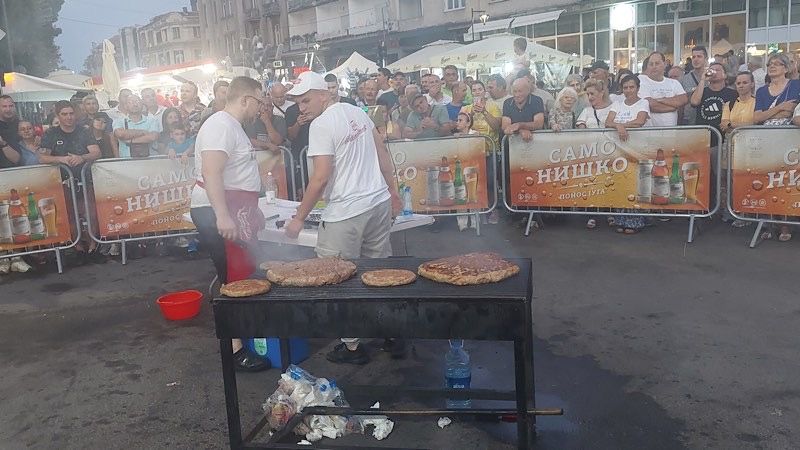 Nije oboren rekord: Najveća pljeskavica iz ruke ove godine težila 6 kilograma, ali pukotine presudile